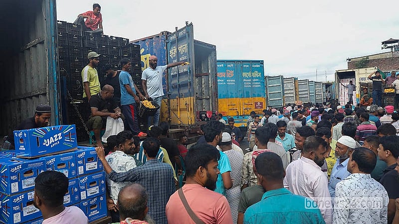 দেশের বিভিন্ন প্রান্ত থেকে সড়ক ও নৌপথে বাহারি ফল রাতে পৌঁছায় রাজধানীর বাদামতলী ফলের আড়তে। ভোর হতেই শুরু হয় নিলাম; তাতে অংশ নিয়ে ব্যবসায়ীরা প্রয়োজনীয় ফল কিনে রাজধানীসহ দেশের বিভিন্ন এলাকায় সরবরাহ করেন