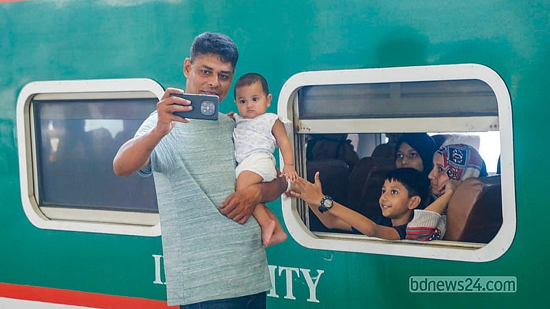 কোরবানির ঈদ উদযাপনে ঢাকা ছাড়ছে পরিবারের সদস্যরা। শুক্রবার তাদের বিদায় দিতে এসে