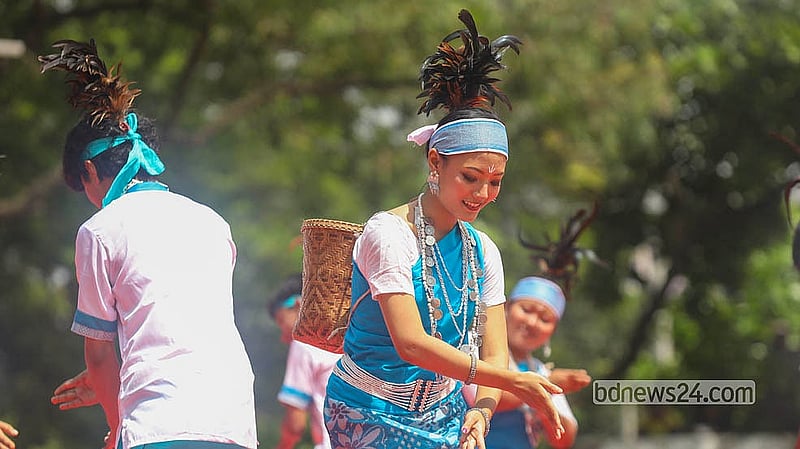 আন্তর্জাতিক আদিবাসী দিবস উপলক্ষ্যে রোববার কেন্দ্রীয় শহীদ মিনার প্রাঙ্গণে বাংলাদেশ আদিবাসী ফোরাম আয়োজিত অনুষ্ঠানে ঐতিহ্যবাহী পোশাকে নৃত্য পরিবেশন করছেন আদিবাসী তরুণ-তরুণীরা