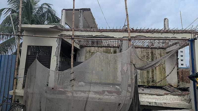 ভেঙে ফেলা হচ্ছে বিমান বিধ্বস্ত হয়ে দুর্ঘটনার কবলে পড়া মাইলস্টোন স্কুল অ্যান্ড কলেজের সেই ভবনটি।