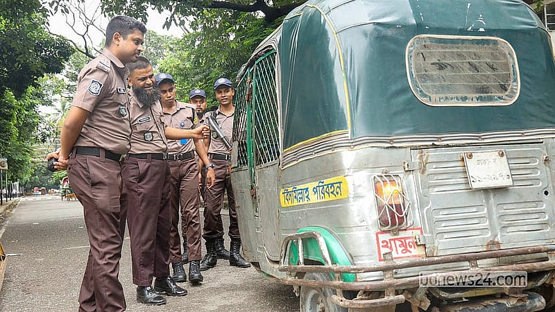 আওয়ামী লীগ সরকার পতনের পর কয়েক দফা ভাঙচুর ও অগ্নিসংযোগ করা হয় ধানমন্ডির ৩২ নম্বরে বঙ্গবন্ধু শেখ মুজিবুর রহমানের বাড়িতে। দলটির প্রতিষ্ঠাবার্ষিকী ঘিরে সেই বাড়ির সামনের সড়কে নিরাপত্তা জোরদার করেছে আইনশৃঙ্খলা বাহিনী