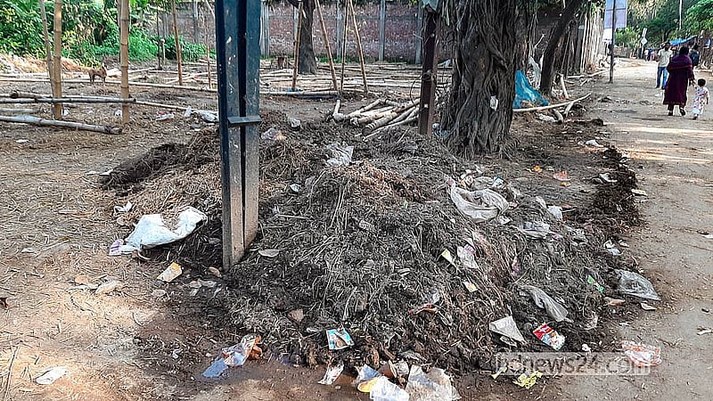 ঢাকার শাহজাহানপুর রেলওয়ে কলোনির অস্থায়ী পশুর হাটের অনেক আর্বজনা এখনো সরানো হয়নি
