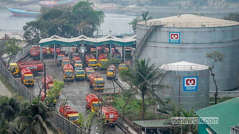 নারায়ণগঞ্জের ফতুল্লায় মেঘনা ডিপোতে তেল নেওয়ার অপেক্ষায় লরি। ফাইল ছবি: আব্দুল্লাহ আল মমীন