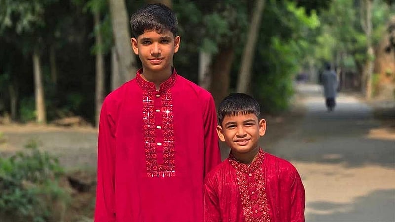 ছোট ভাইয়ের সঙ্গে তানভীর (বাঁয়ে)।