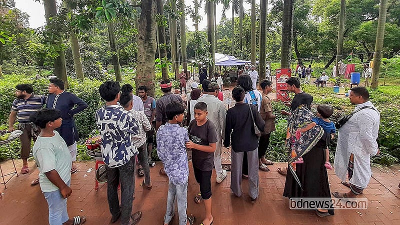 সোহরাওয়ার্দী উদ্যানে হঠাৎ বানানো নামাজের জায়গা দেখতে উৎসুক মানুষের ভিড়