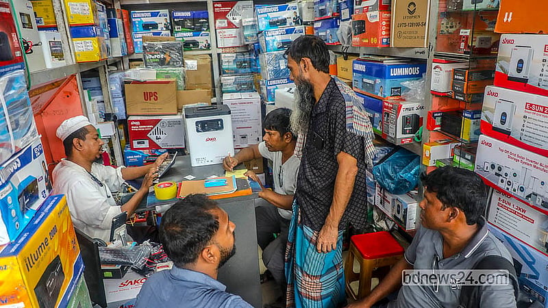 একটু সাশ্রয়ে আইপিএস ও সোলার প্যানেল কিনতে রাজধানীর কাপ্তান বাজারে ইলেকট্রিক পণ্যের পাইকারি দোকানগুলোতে ভিড় করছেন ক্রেতারা