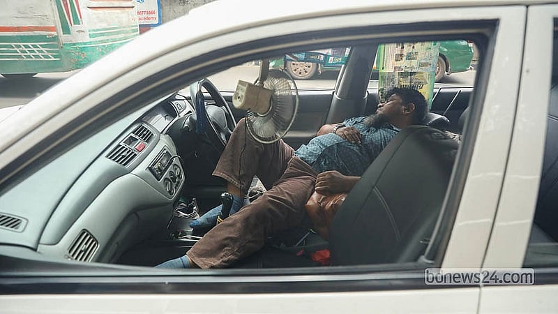 রাজধানীর তেজগাঁও সাতরাস্তা এলাকার একটি সিএনজি স্টেশনে গ্যাসের জন্য দীর্ঘ সময় লাইনে অপেক্ষা করতে করতে ক্লান্ত এক চালক গাড়ির সিটেই ঘুমিয়ে পড়েন। বুধবার তোলা