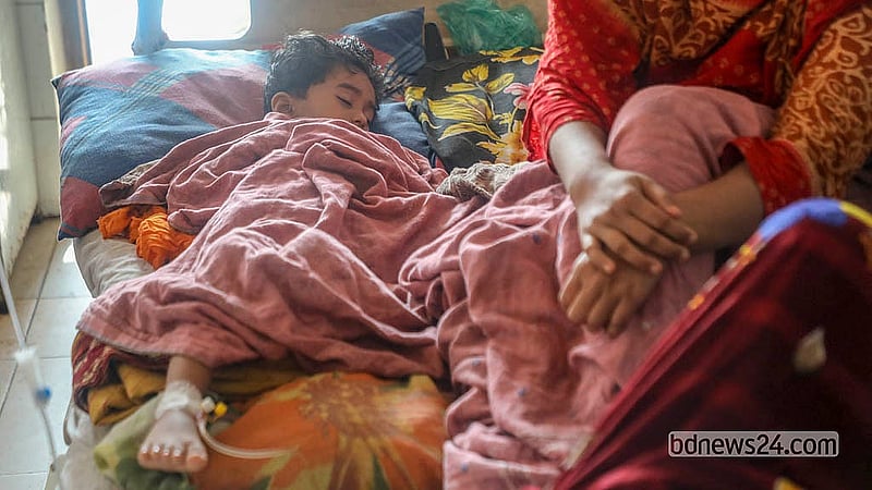 ডেঙ্গু নিয়ে রাজধানীর মুগদা মেডিকেল কলেজ হাসপাতালে ভর্তি রাজধানীর খিলগাঁওয়ের নন্দিপাড়ার শিশু সাদিয়া