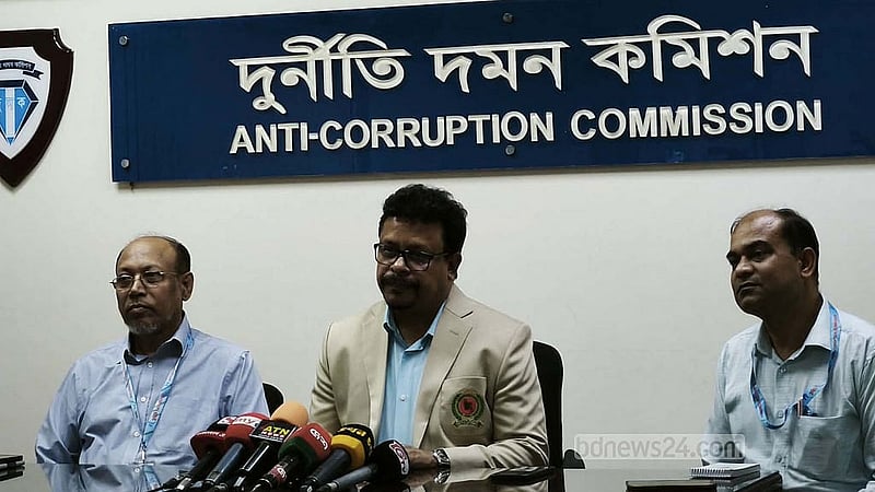 দুদকে বিফ্রিংয়ে রোববার কমিশনের মহাপরিচালক মীর মো. জয়নুল আবেদীন শিবলী।
