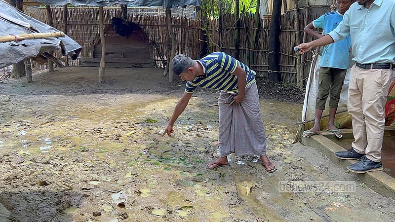 উঠানের যে স্থানে গুলি এসে পরে হুজাইফার মাথায়, সেটাই দেখাচ্ছিলেন তার বাবা জসীম উদ্দীন। 