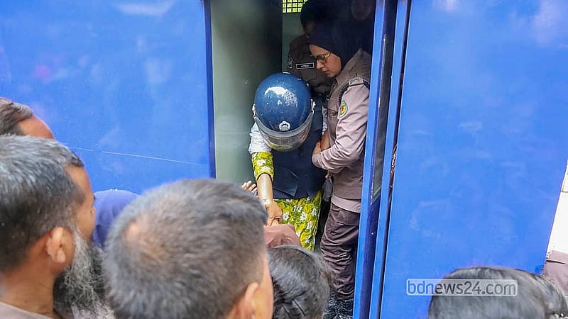 ঢাকার পল্লবীতে আট বছরের শিশু রামিসা আক্তার ধর্ষণ ও হত্যা মামলার আসামি স্বপ্না আক্তারকে রোববার সকালে গাজীপুরের কাশিমপুর কারাগার থেকে আদালতে নেওয়া হয়