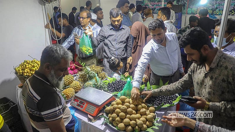 ঢাকার খামারবাড়িতে জাতীয় ফল মেলার একটি স্টলে ভিড় করেছেন দর্শনার্থীরা