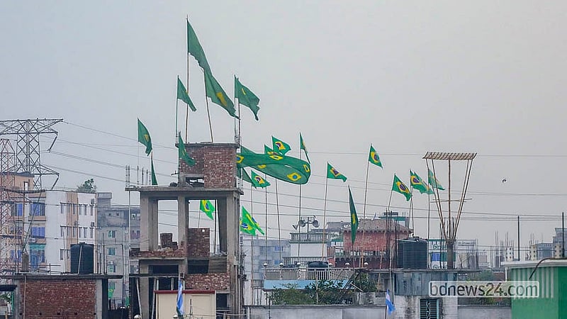 ঢাকার দক্ষিণ কেরাণীগঞ্জের হাসনাবাদ এলাকায় বিভিন্ন ভবনের ছাদে ব্রাজিলের পতাকা ঝুলিয়েছেন সমর্থকরা