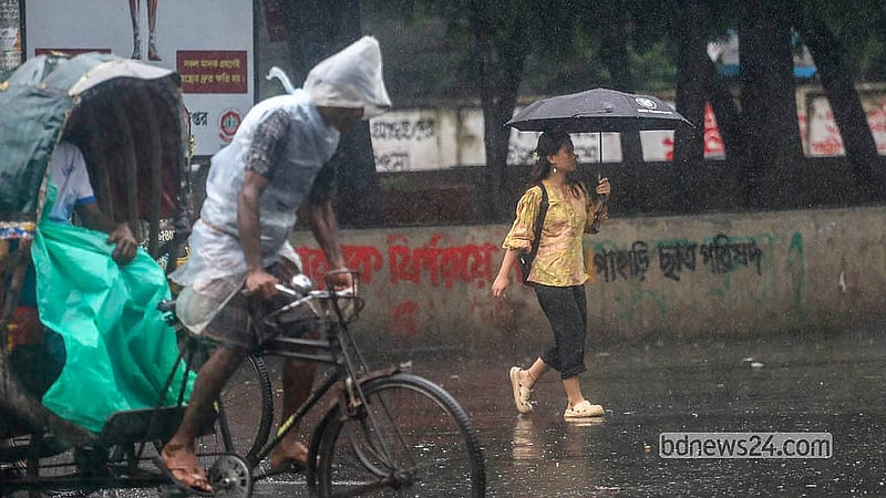 শুক্রবার সারা দিন থেমে থেমে বৃষ্টি ঝরেছে ঢাকায়। এতে নানা কাজে বের হওয়া নগরবাসী ও পথচারীরা পড়েন দুর্ভোগে