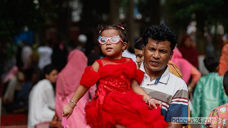 কোরবানির ঈদের ছুটিতে মিরপুর জাতীয় চিড়িয়াখানায় দর্শনার্থীদের ভিড়।