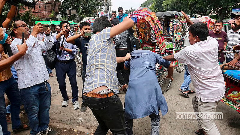 বঙ্গবন্ধু শেখ মুজিবুর রহমানের শাহাদৎ বার্ষিকীতে ধানমন্ডি ৩২ নম্বরে শ্রদ্ধা জানাতে আসা এক ব্যক্তিকে মারধর করে জুলাই যোদ্ধা পরিচয়ধারী একদল তরুণ