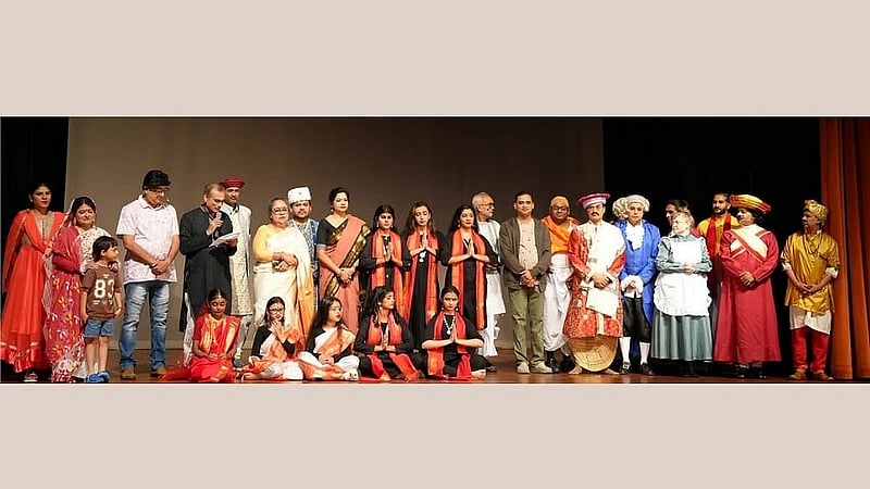 ‘বহ্নিশিখা’ নাটকের অভিনেতা-অভিনেত্রী-কলাকুশলীরা।