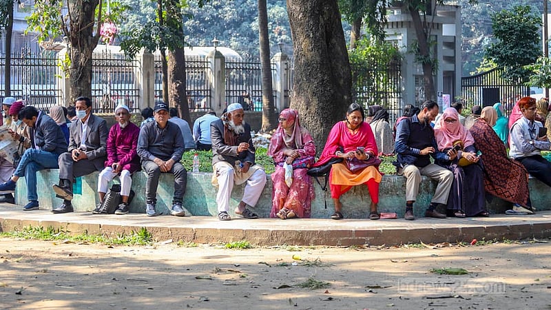 ঢাকা বিশ্ববিদ্যালয়ে শুক্রবার মেডিকেল ভর্তি পরীক্ষা চলাকালে গাছতলায় জিরিয়ে নিচ্ছিলেন দূর থেকে আসা অনেক অভিভাবক
