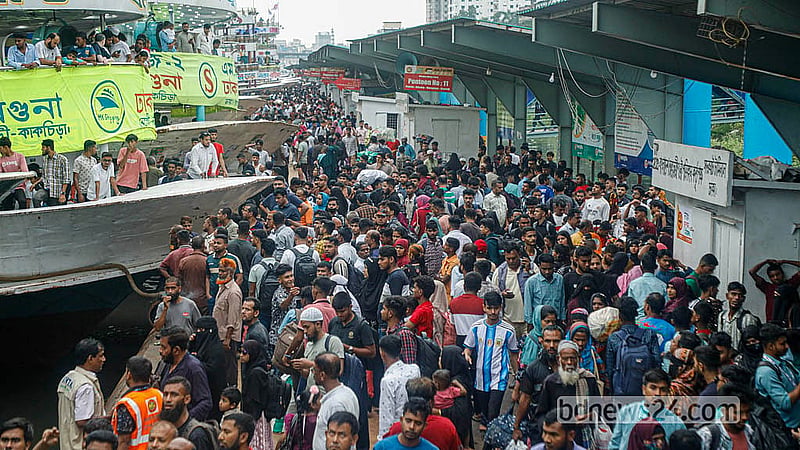 কোরবানির ঈদ উদযাপনে বাড়ি ফিরতে মঙ্গলবার রাজধানীর সদরঘাট লঞ্চ টার্মিনালে উপচে পড়া ভিড় দেখা যায়