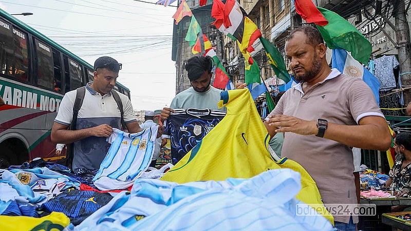 বিশ্বকাপ উপলক্ষে জার্সির বাজারে আর্জেন্টিনা ও ব্রাজিলের জার্সির চাহিদাই বেশি