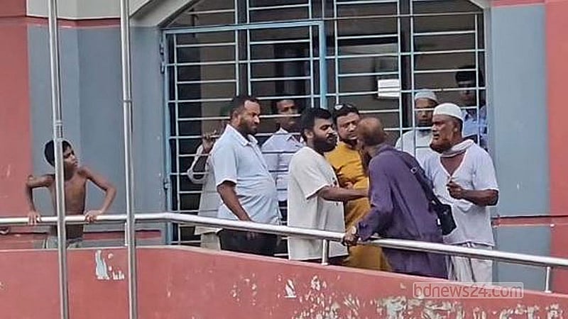 স্বজনরা এসে প্রধান শিক্ষককে বিদ্যালয় থেকে বাড়িতে নিয়ে যান।