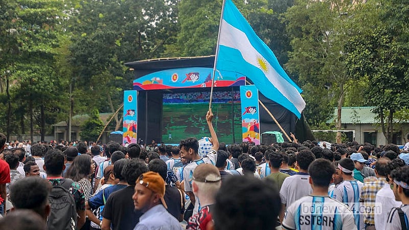 ঢাকা বিশ্ববিদ্যালয়ের মুহসীন হল মাঠে গরম উপেক্ষা করে বড় পর্দায় খেলা দেখছেন আর্জেন্টিনার সমর্থকরা
