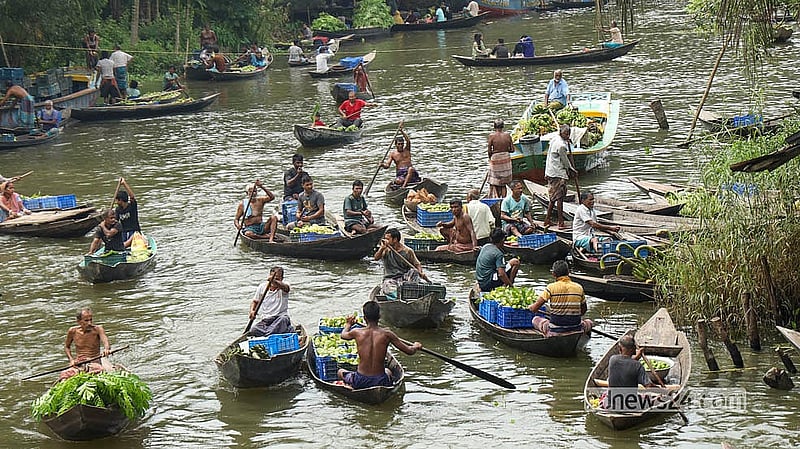 পেয়ারার মৌসুমে ঝালকাঠির ভিমরুলির কীর্তিপাশা খালে জমে ওঠে ভাসমান হাট। ভোর থেকে স্থানীয় চাষিরা ছোট ছোট ডিঙি নৌকায় পেয়ারা নিয়ে খালে জড়ো হন। নৌকাতেই চলে দরদাম ও কেনাবেচা