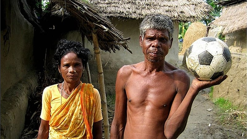ফুটবল হাতে কড়া আদিবাসীদের মাহাতো জগেন কড়া, ছবি: সালেক খোকন।