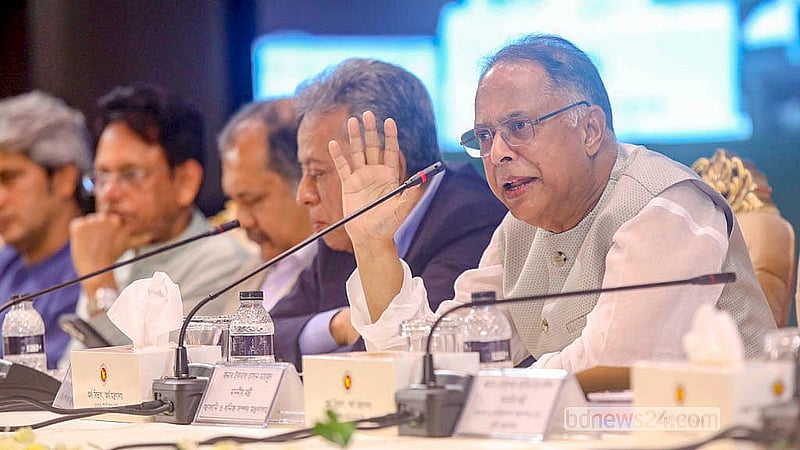 ঢাকার ওসমানী স্মৃতি মিলনায়তনে বাজেট পরবর্তী সংবাদ সম্মেলনে সাংবাদিকদের সঙ্গে কথা বলেন বিদ্যুৎ ও জ্বালানিমন্ত্রী ইকবাল হাসান মাহমুদ টুকু