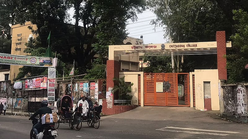 চট্টগ্রাম কলেজ প্রাঙ্গণেও অ্যানোফিলিস মশার প্রজনন ক্ষেত্র পেয়েছে জরিপকারীরা। ছবি: সুমন বাবু