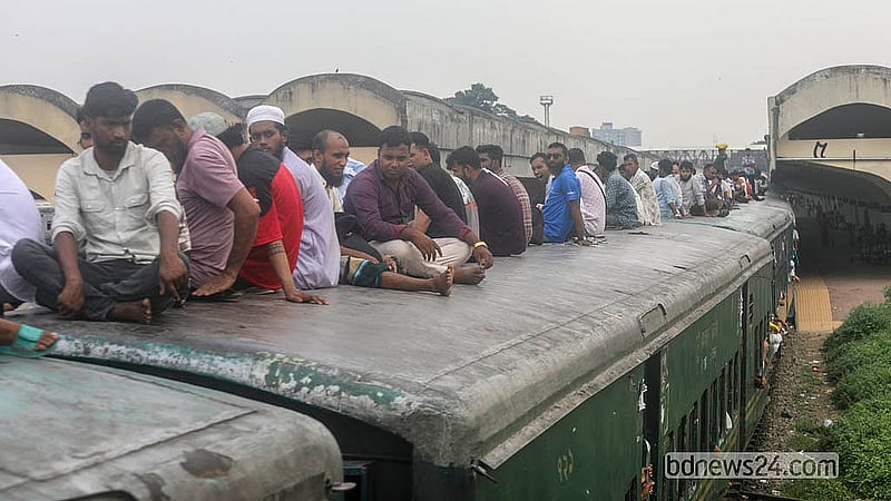 কমলাপুর রেলওয়ে স্টেশন থেকে বৃহস্পতিবার ছাদবোঝাই যাত্রী নিয়ে দেওয়ানগঞ্জের উদ্দেশে ছেড়ে যায় ‘জামালপুর কমিউটার’