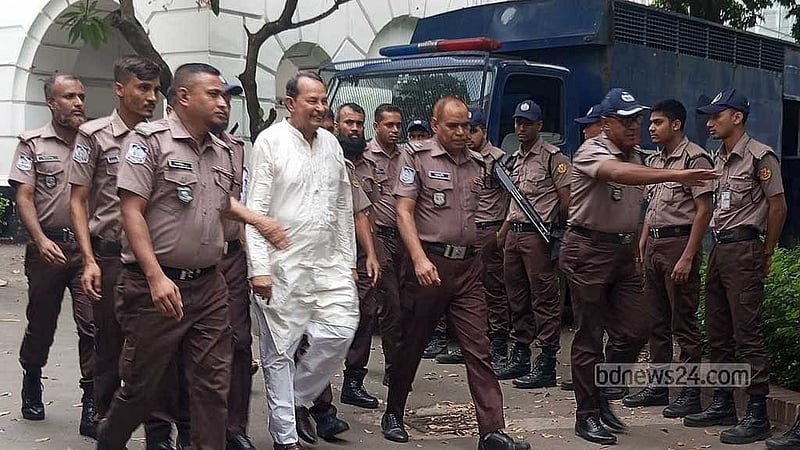 দুপুর দেড়টার দিকে ইনুকে এজলাসে নেওয়া হয়।