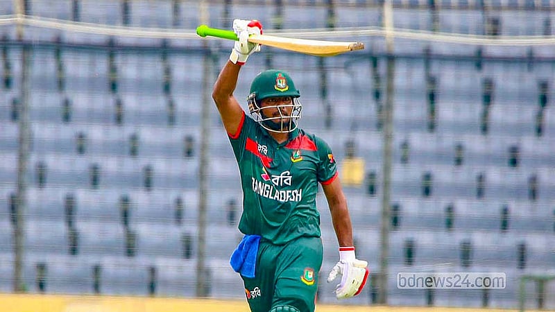 অস্ট্রেলিয়ার সঙ্গে ওয়ানডের প্রথম ম্যাচে হাফ সেঞ্চুরির পর দর্শকের দিকে ব্যাট উঁচিয়ে উদযাপন করেন মোসাদ্দেক হোসেন