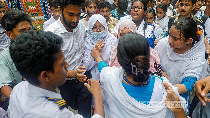 দশম শ্রেণির এক ছাত্রী ‘আত্মহত্যা’ করায় রাজধানীর দনিয়া ব্রাইট স্কুলের শিক্ষকদের ঘিরে শিক্ষার্থীদের বিক্ষোভ।