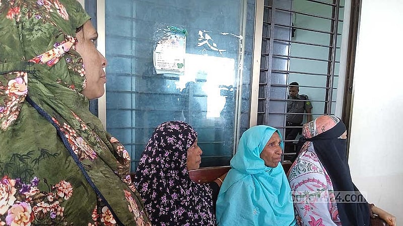 রায় ঘোষণার পর কান্নায় ভেঙে পড়েন আয়নীর পরিবারের সদস্যরা। 