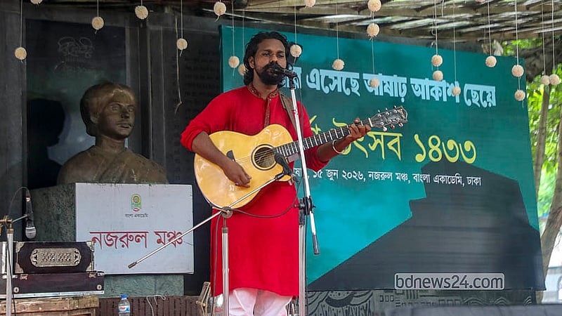 বাংলা একাডেমির নজরুল মঞ্চে সোমবার উদীচী শিল্পীগোষ্ঠীর বর্ষা উৎসবে সংগীত পরিবেশন করেন শিল্পীরা