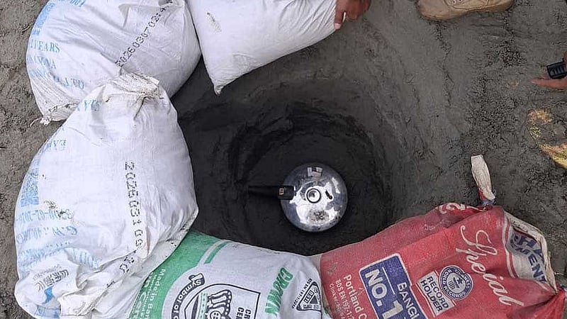 আশুলিয়ার চারাবাগ এলাকার চায়ের দোকানের সামনে থেকে উদ্ধার করা ‘প্রেশার কুকার’ বোমা।