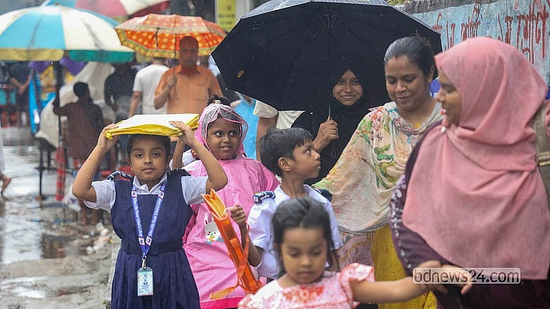 রাজধানীর কাকরাইল এলাকায় বুধবার মুষলধারে বৃষ্টির মধ্যে হরেক রকমের ছাতা আর রেইনকোট গায়ে জড়িয়ে চলতে দেখা যায় অনেককে