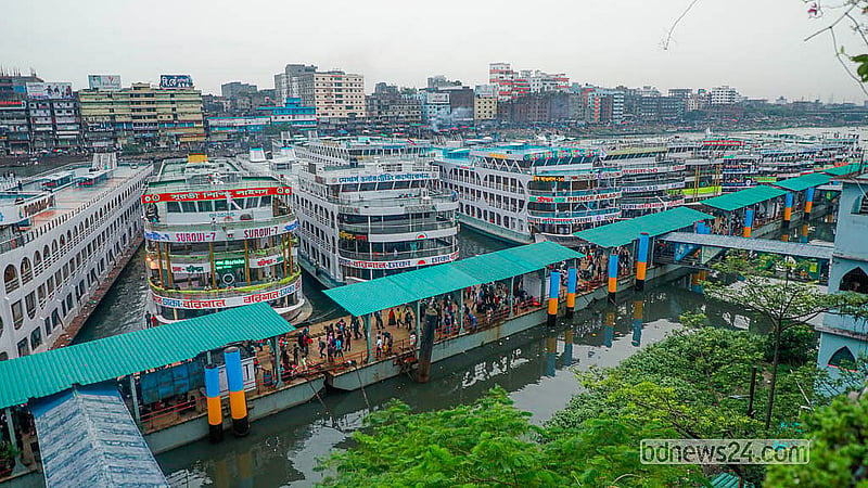 আবহাওয়া খারাপ থাকায় মঙ্গলবার ঢাকার সদরঘাট টার্মিনালে লঞ্চের ছাদে ছিল না ঘরমুখো মানুষের ভিড়