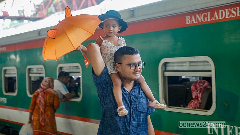 কোরবানির ঈদের ছুটি কাটাতে পরিবার নিয়ে নেত্রকোণায় ফিরছেন এই ব্যক্তি। শুক্রবার কমলাপুর রেলওয়ে স্টেশনে ট্রেনের হুইসেল শুনে সন্তানকে কাধে নিয়ে বগির দিকে ছুটে যান তিনি