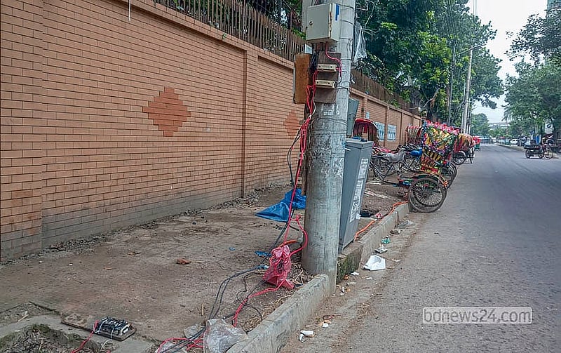 তেজগাঁও শিল্পাঞ্চল এলাকায় ফুটপাত দখল করে গড়ে ওঠা রিকশার গ্যারেজে ব্যাটারি চার্জ দেওয়ার জন্য বিদ্যুতের খুঁটি থেকে অবৈধভাবে সংযোগ নেওয়া হয়েছে