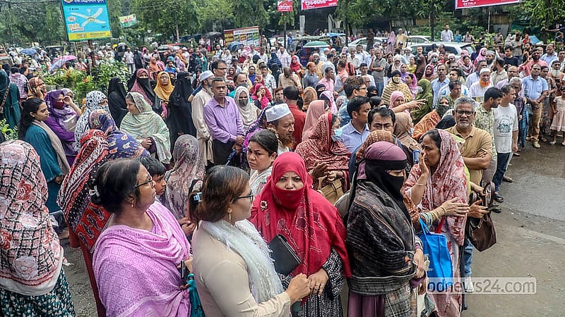 এইচএসসি পরীক্ষার প্রথম দিন বৃহস্পতিবার ঢাকার মতিঝিল টিঅ্যান্ডটি কলেজ কেন্দ্রের বাইরে শিক্ষার্থী ও অভিভাবকদের ভিড়