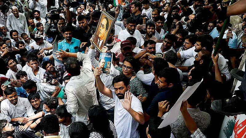 বোস্টন থেকে ফিরে ৬ জুন দিল্লির ঐতিহাসিক বিক্ষোভস্থল যন্তর-মন্তরে সমবেত শিক্ষার্থীদের সঙ্গে যোগ দেন সিজেপি প্রধান অভিজিৎ দীপকে; এই সমাবেশের মাধ্যমেই ককরোচদের আন্দোলন মাঠের রাজনীতিতে রূপ নেয়। ছবি: রয়টার্স