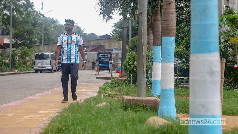 ঢাকায় তেজগাঁও সরকারি কর্মকর্তা-কর্মচারী কোয়ার্টারে গাছের নিচের অংশে আঁকা হয়েছে আর্জেন্টিনার পতাকা