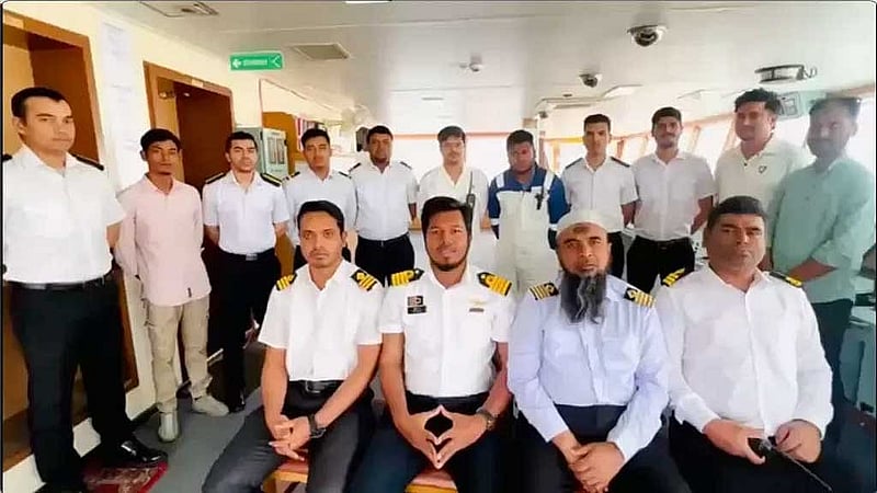 ‘বাংলার জয়যাত্রা’র নাবিকদের সঙ্গে জাহাজের ক্যাপ্টেন শফিকুল ইসলাম (সামনের সারিতে ডান দিক থেকে দ্বিতীয়) এবং চিফ ইঞ্জিনিয়ার রাশেদুল হাসান (ক্যাপ্টেনের বামে) । 