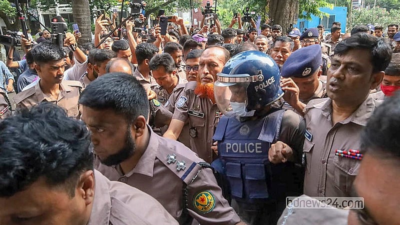ঢাকার পল্লবীতে শিশু রামিসা আক্তার ধর্ষণ ও হত্যা মামলার আসামি সোহেল রানাকে রায় শোনাতে রোববার সকালে ঢাকার কেরাণীগঞ্জ কারাগার থেকে নেওয়া হয় আদালতে