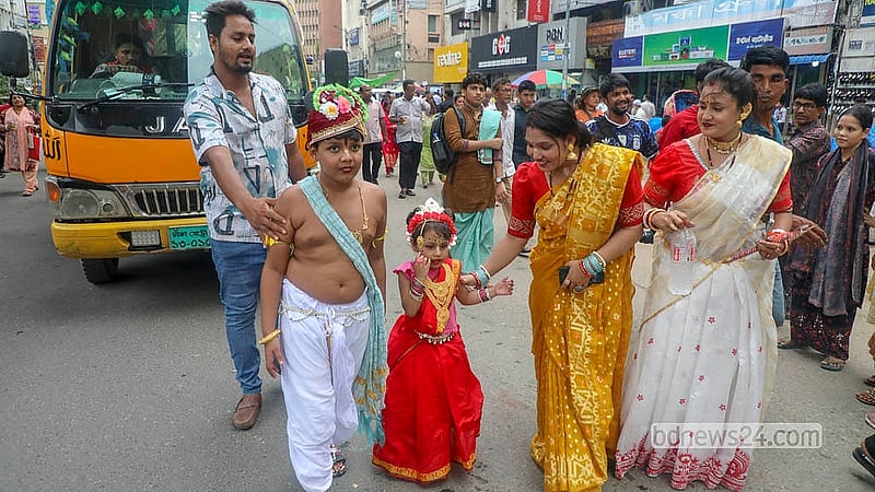 সনাতন ধর্মাবলম্বীদের শ্রী শ্রী জগন্নাথ দেবের রথযাত্রায় বাবার সঙ্গে আসে শিশুরাও