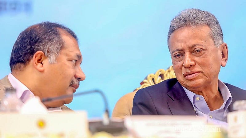 ঢাকার ওসমানী স্মৃতি মিলনায়তনে শুক্রবার বাজেট পরবর্তী সংবাদ সম্মেলনে অর্থমন্ত্রী আমির খসরু মাহমুদ চৌধুরী কথা বলছেন তথ্যমন্ত্রী জহির উদ্দিন স্বপনের সঙ্গে। ছবি: শামছুল হক রিপন