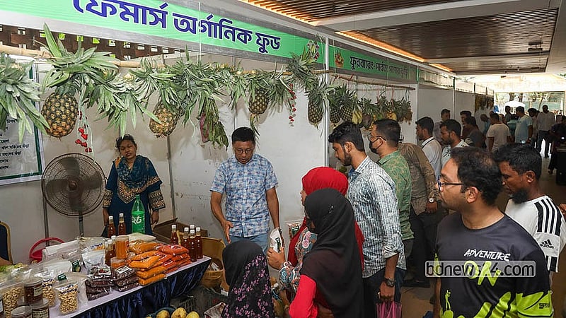 রাজধানীর বেইলি রোডে পার্বত্য কমপ্লেক্সে পাহাড়ি ফল মেলায় দর্শনার্থীদের ভিড়