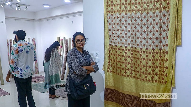 শীতলপাটির প্রদর্শনী ঘুরে দেখছেন দর্শনার্থীরা। রাজধানীর ধানমন্ডি সফিউদ্দীন শিল্পালয়ে বৃহস্পতিবার শুরু হয়েছে তিন দিনের এ আয়োজন